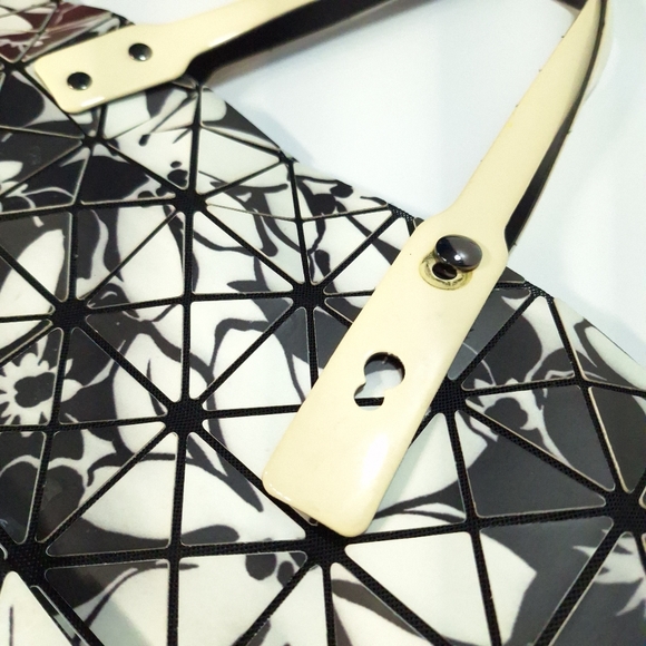 Inzi Black & White Silicone Plastic Triangle Geometric Purse - Picture 3 of 12